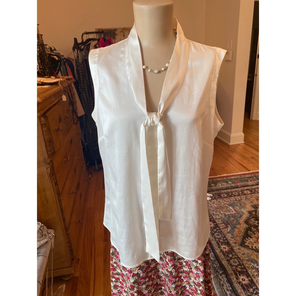 Anne Klein White Sleeveless Tie Neck Satin Blouse Size M Hidden Button Front‎